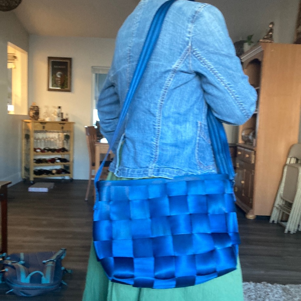 Harveys navy blue seatbelt purse in good condition